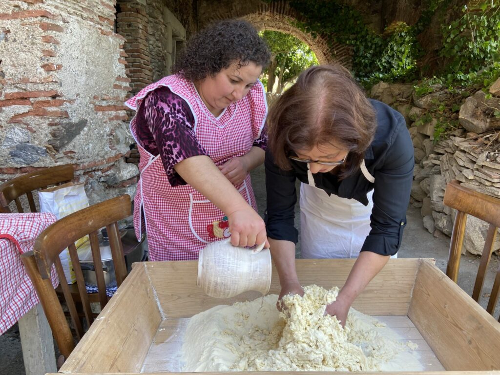 Pane casereccio, uno degli elementi del patrimonio immateriale di Casalvecchio Siculo