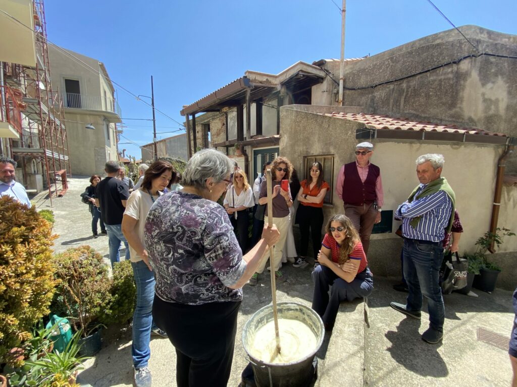 La signora Maria mostra la tecnica per preparare il sapone naturale