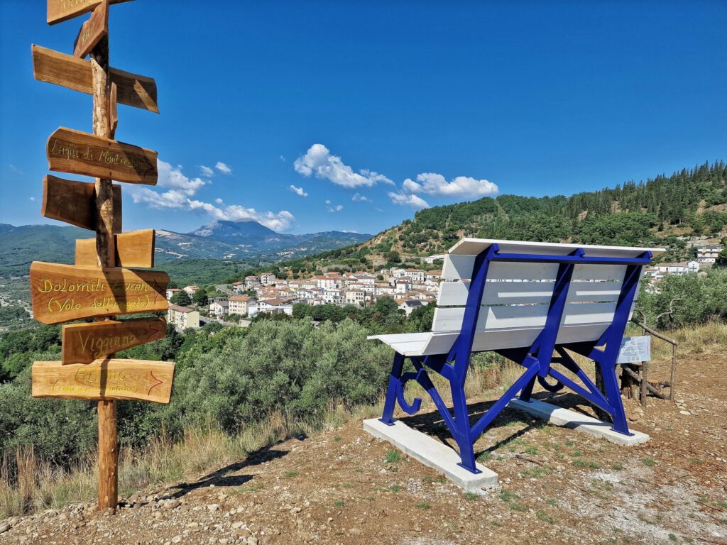 La Big Bench con vista sul borgo di Calvera, nella Valle del Serrapòtamo